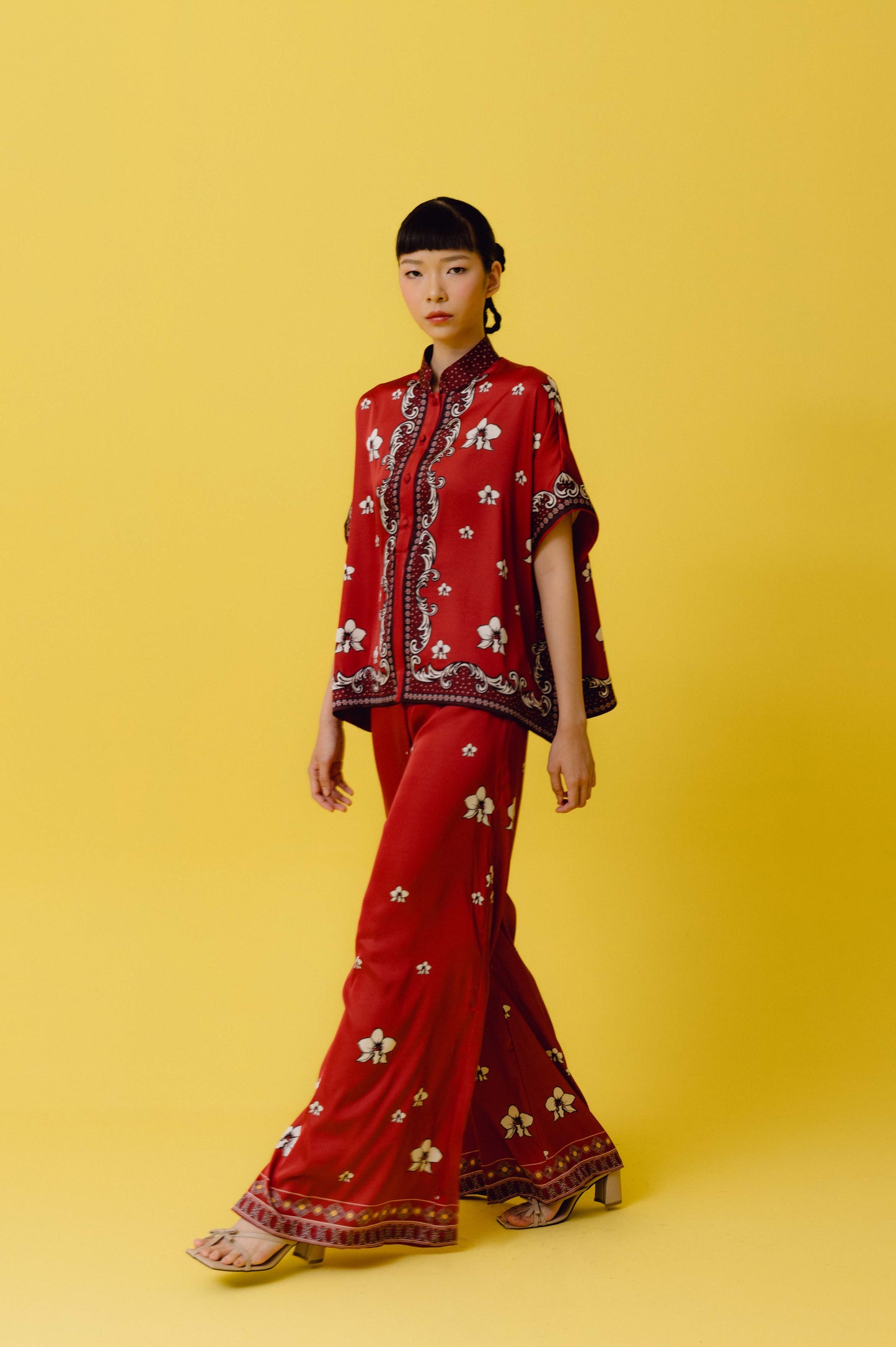 VT 8581-3 / VT 8689 Lihua Blouse in Cherry