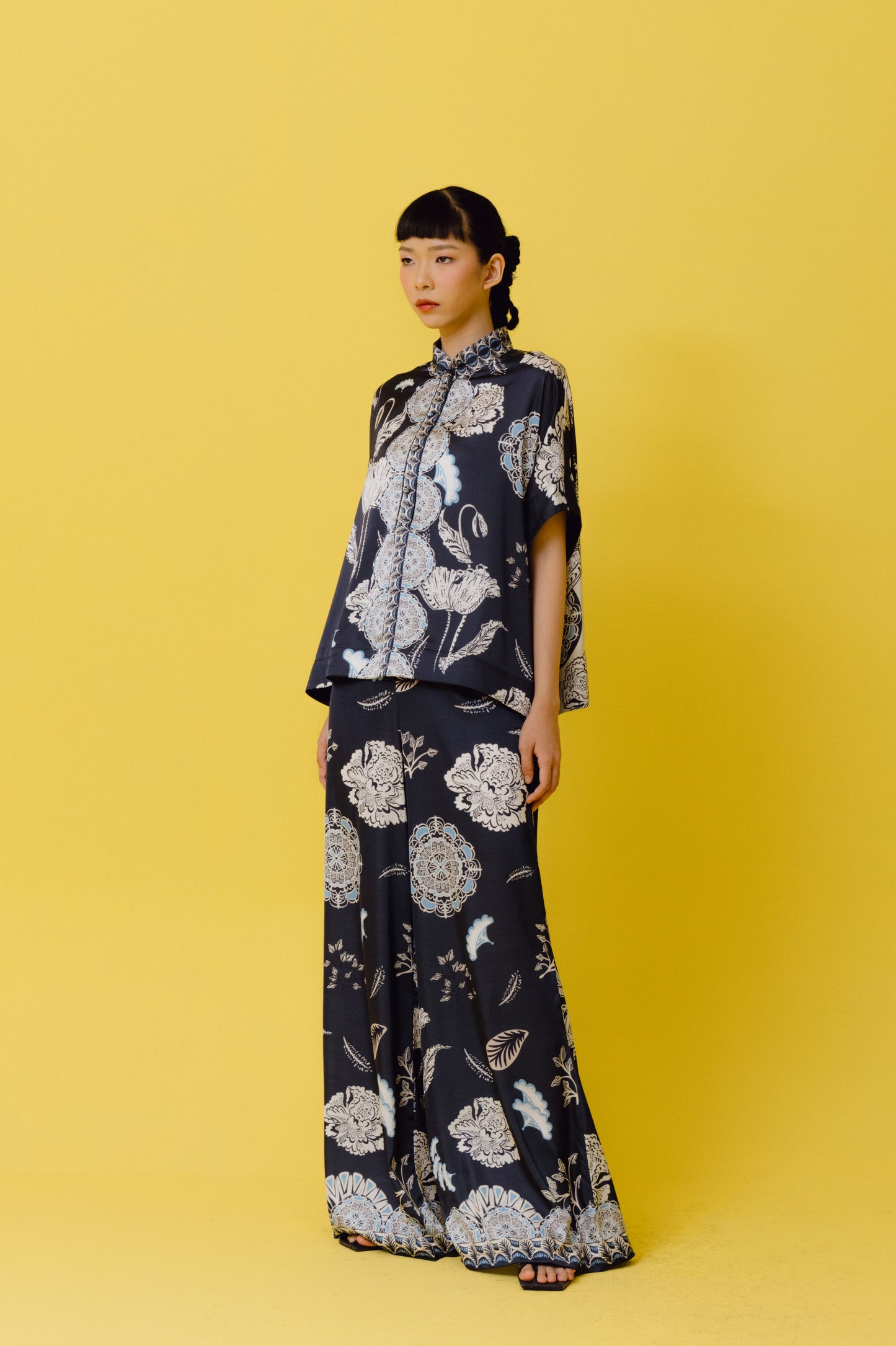 VT 8581-4 / VT 8689-1 AN Satin Blouse in Navy Set