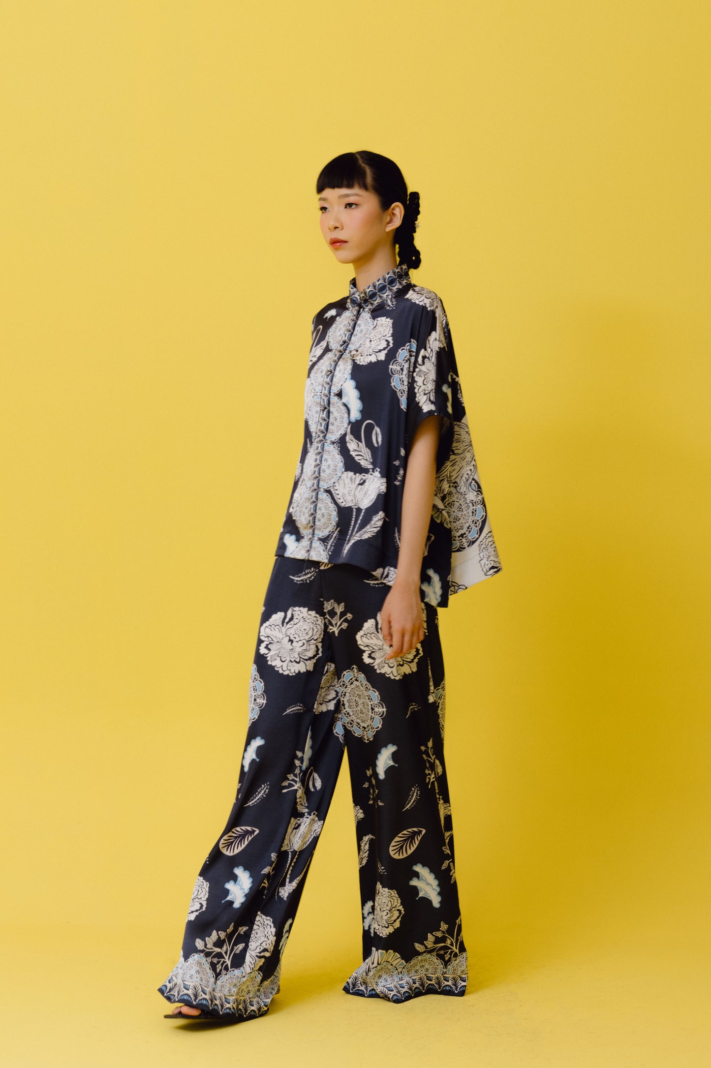 VT 8581-4 / VT 8689-1 AN Satin Blouse in Navy Set