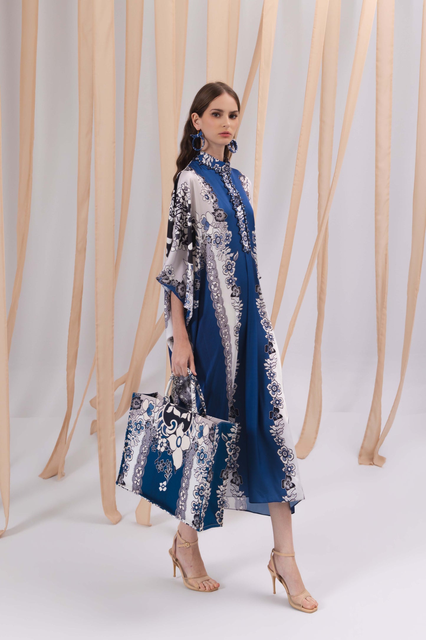 VT 8841 Gendis Satin Kaftan in Navy